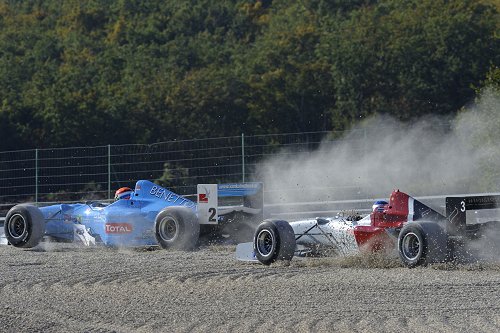 Ex Alesi F1 Benetton met Marijn van Kalmthout in grindbak, Klaas Zwart joins the party